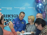 Раздача автографов